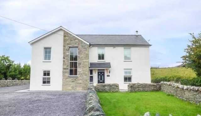 CHAPEL HOUSE, pet friendly, character holiday cottage in Llanddeusant