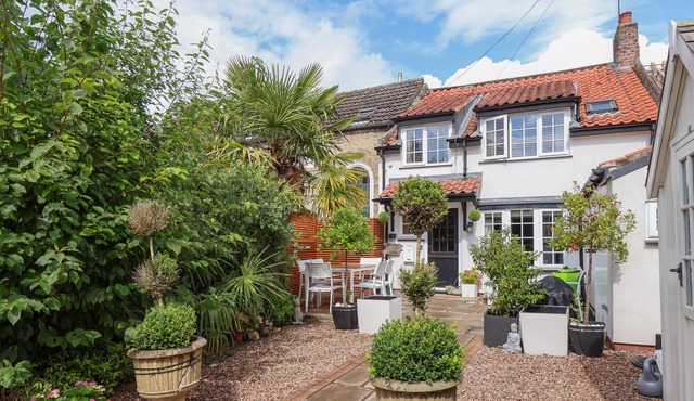 CHAPEL HOUSE, pet friendly, character holiday cottage in South Cave