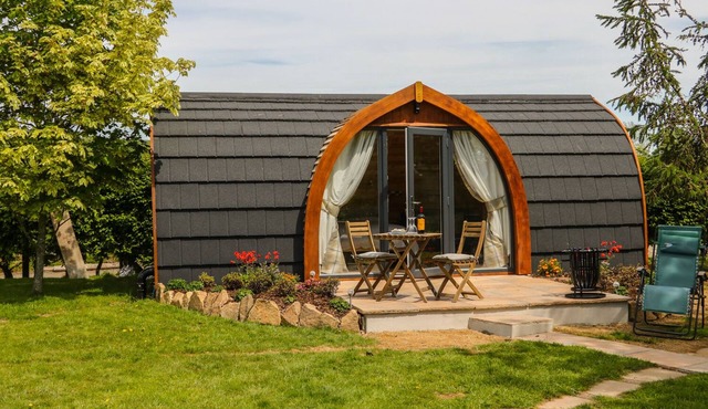 CHAPEL POD, pet friendly, character holiday cottage in Callington