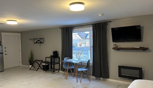 Chapel Suites - Deluxe King Suite