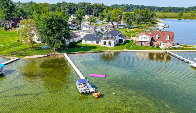 Chapman Lake Retreat w/Pier, Fire Pit & Games!