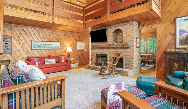 Chapman's Chapter: Lake Michigan Beach Access, Screen Porch, Pet Friendly