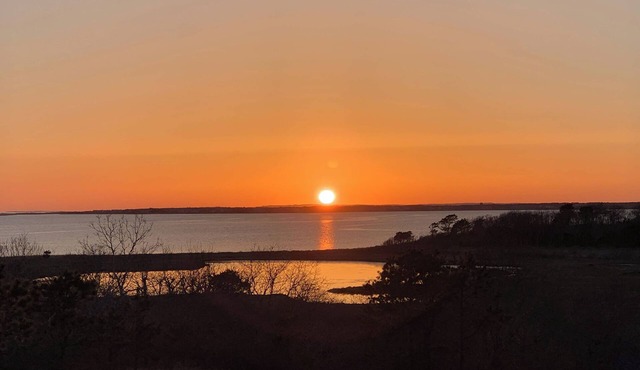 Chappaquiddick Getaway with stunning Ocean Views, walk to the beach
