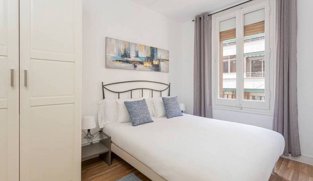 Charming apartment in a great location to explore Barcelona, local neighborhood away from the touristic mass and very well connected to the center by metro. The metro station is just 5 minutes away.