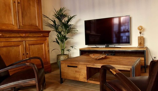 Charming Countryside Retreat Near Le Mans – Sleeps 2, Cozy with Modern Amenities