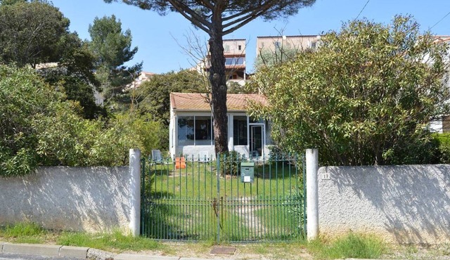 Charming 3-Room House w/Garden in St Pierre la Mer, Sleeps 5, Dog Friendly