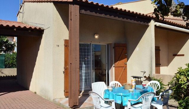 Charming 3-room mezzanine house near beach with terrace & parking