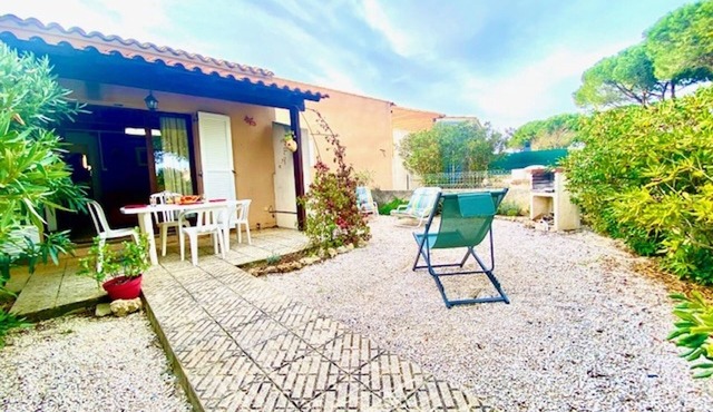 Charming mezzanine T2 Villa, AIR CONDITIONING, Pool, Parking, near Beach