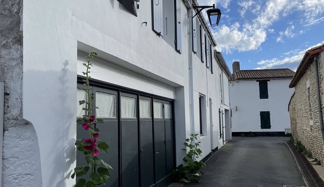 Charming village house, 5 bedrooms, courtyard, near beach and lighthouse