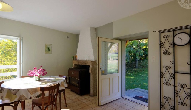 Charming cottage in Saint-Didier-sur-Rochefort, pets allowed, perfect for 4 guests