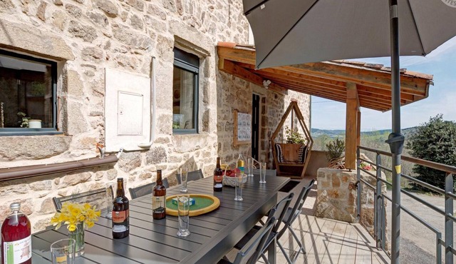 Charming Cottage with Jacuzzi and Wifi Included