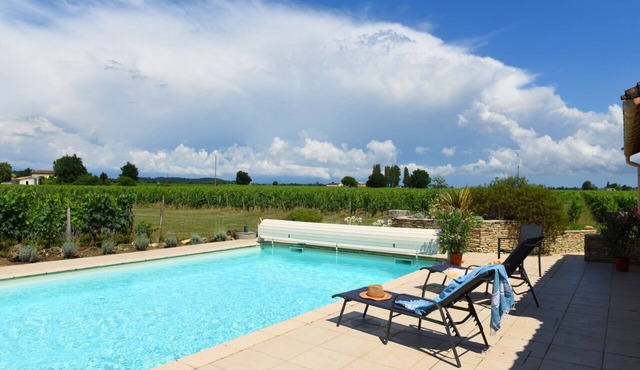 Charming detached house with private pool near St-Emilion.
