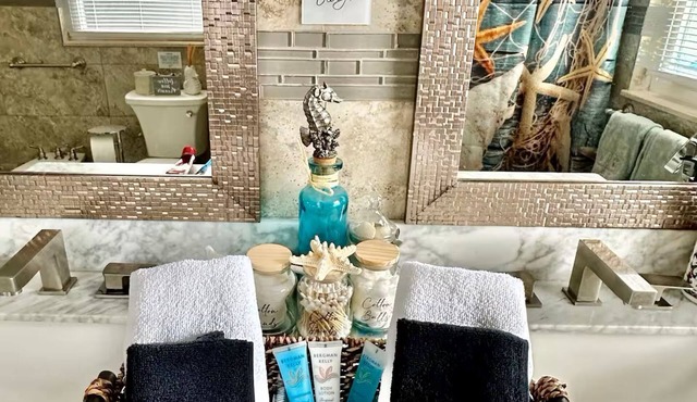 Charmingly decorated , beautiful lagoon front beach house in Little Egg Harbor