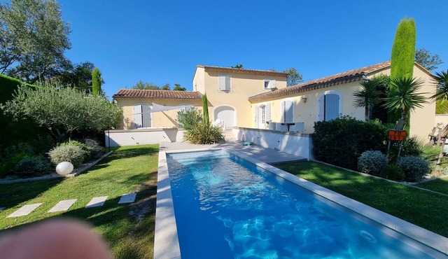 Character villa with pool 15 minutes from Avignon