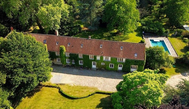 Character house, 15 pers, 7 bedrooms, swimming pool, organic farm, park.