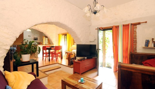 Character cottage, beautiful stone vaults, swimming pool