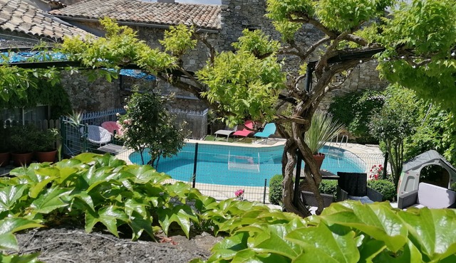 Character house with swimming pool near the Ardèche gorges