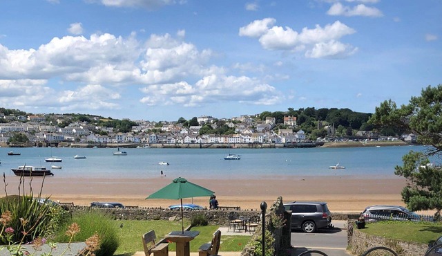 Character 3 bed, dog friendly holiday home in Instow overlooking the beach