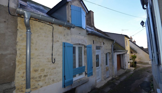 Character 300 year old cottage 100 metres from the Loire, sleeps up to 5