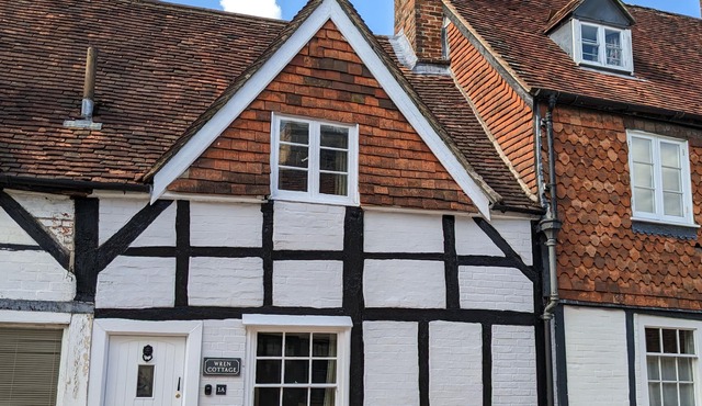 Character 400 yr old 1 bed Cottage in Heart of Marlborough With big Personality!