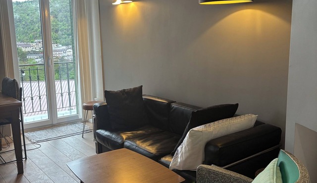 Character apartment with very good standing, overlooking the town of Saint Claude