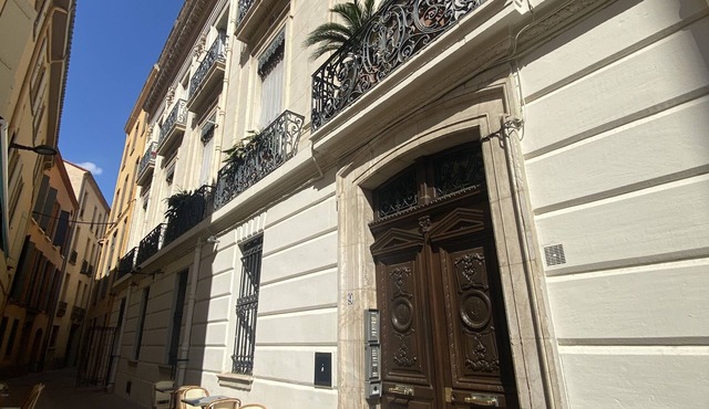 Character apartment in a luxury building in the hyper center