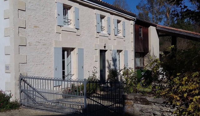 Character cottage for 6 people on the edge of the water in the Marais Poitevin