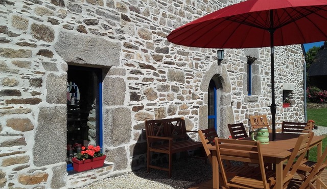 Character cottage between sea and Monts d'Arrée