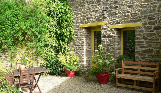 Character cottage between Dinan and St Malo. Quiet, close to tourist sites