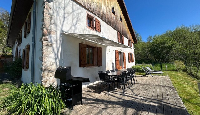 Character cottage for 10, valley view, near skiing