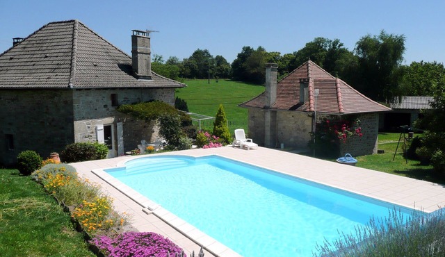 Character cottage with private swimming pool in the Lot