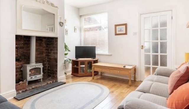 Character cottage. Secluded courtyard garden. Pets welcome by arrangement only