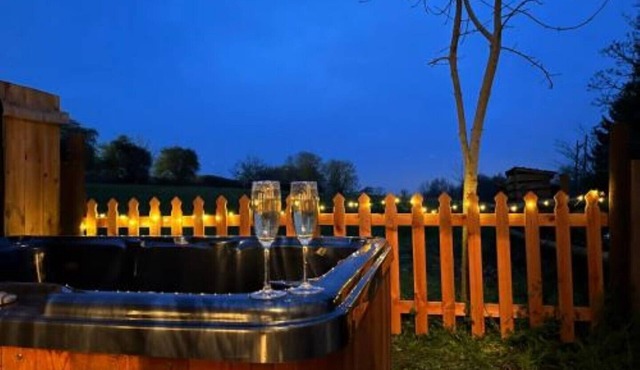 Character cottage with hot tub - NEW