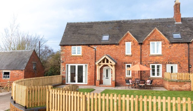 Character Cottage Peak District & Alton Towers