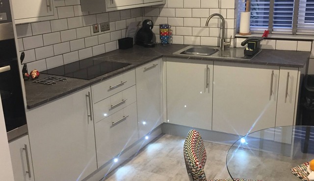 Character Cottage - walking distance of city - free secure parking & wi fi