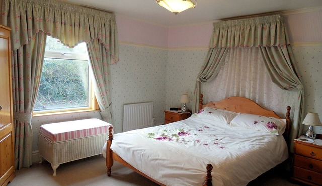 Character cottage with log effect fire and beamed ceilings