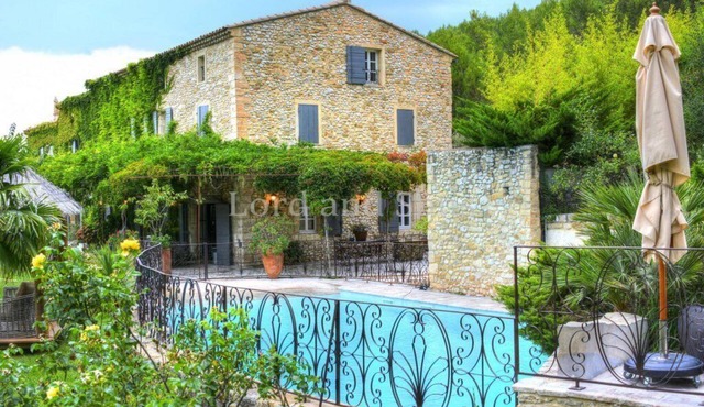 Character farmhouse near Avignon with private pool and tennis court