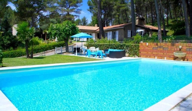 Character villa with large pool and garden, near Aix en Provence!