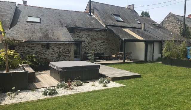 Character house with Jacuzzi near Nantes