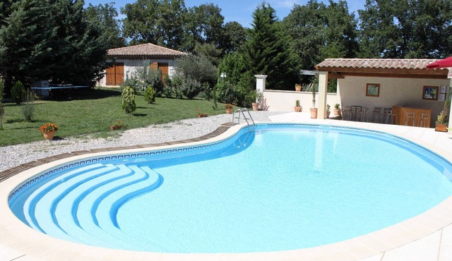 Character house in the countryside with swimming pool in St Marcel de careiret