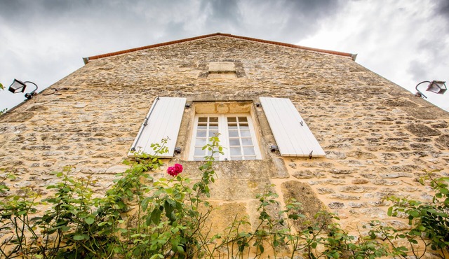 Character gîtes in old farmhouse, swimming pool (6-8personnes) in wooded grounds