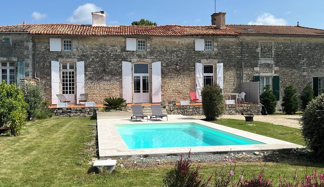 Character house with swimming pool 40 min from La Rochelle