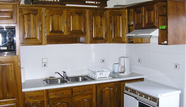 CHARACTER HOUSE AT THE EDGE OF THE LAKE