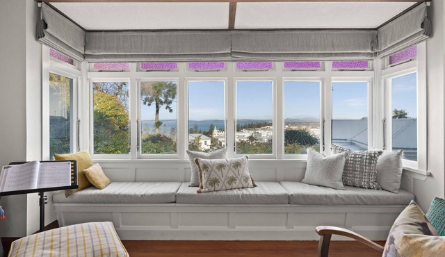 Character home, 3mins walk to CBD, quiet space set in lovely gardens.