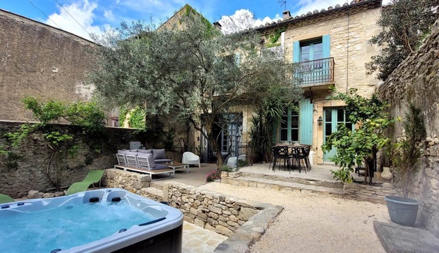 Character house combining tradition and modernity with jacuzzi on the outskirts of Uzès
