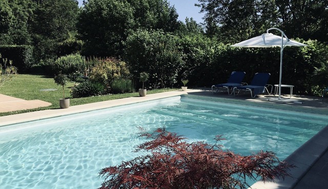 Character house 180 m2 with swimming pool equipped with underwater curtain