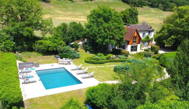 Character house 10 minutes walk from the medieval village of Cajarc with swimming pool