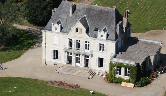 Character house early 19th, charm and comfort, with swimming pool, near the sea