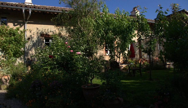 Character house with garden in a 13th century Bastide