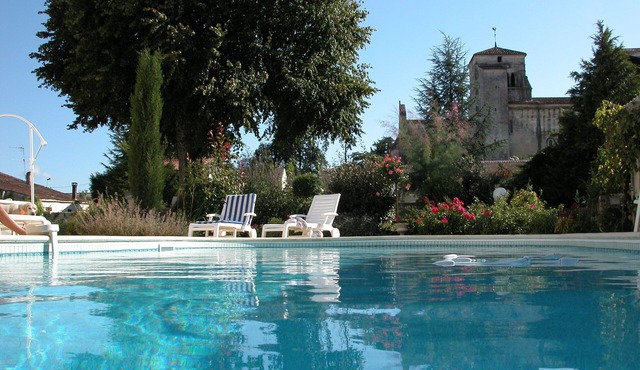 Character house, air-conditioned, heated pool, fenced garden with trees.